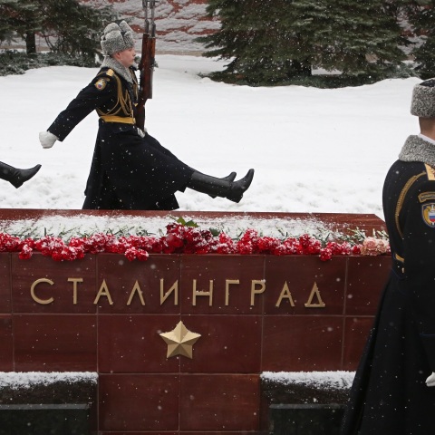 Ρωσία: Αποκαλυπτήρια προτομής του Στάλιν με αφορμή την 80η επέτειο από τη Μάχη του Στάλινγκραντ - Πατριωτικές εκδηλώσεις ενώ μαίνονται οι μάχες στην Ουκρανία.