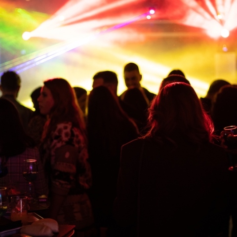 Ένα υπέροχο urban party, μία νέα συσκευή θερμαινόμενου καπνού 