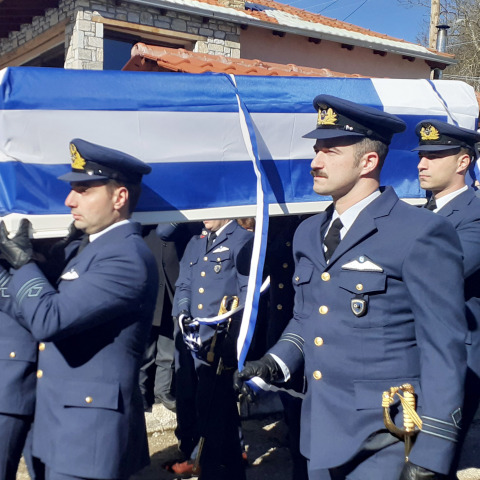 Κηδεία πιλότου Ευστάθιου Τσιτλακίδη στο Νευροκόπι - Η πομπή με το φέρετρο