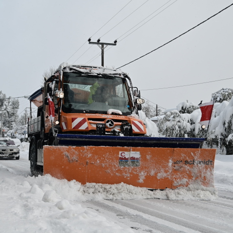 Εκχιονιστικό μηχάνημα στους δρόμους της Αττικής