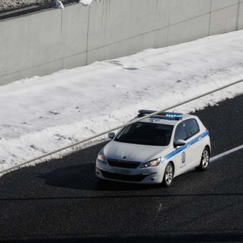 Χιόνια στην Αττική Οδό και περιπολικό