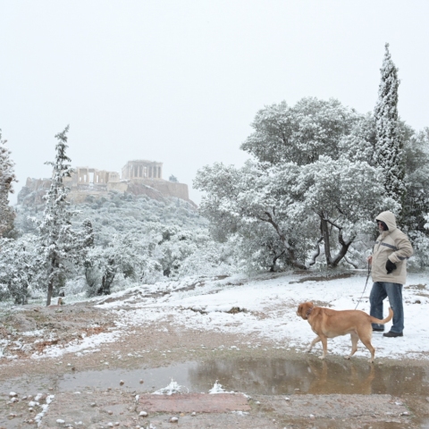 Κακοκαιρία Μπάρμπαρα και χιόνια στο κέντρο της Αθήνας