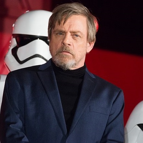 Ο Mark Hamill υπογράφει αφίσες «Star Wars» για να βοηθήσει την Ουκρανία