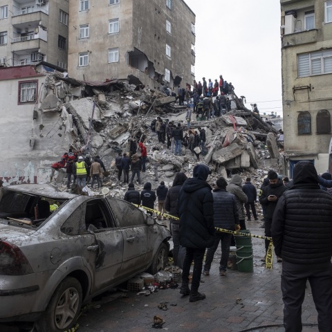 Σεισμός στην Τουρκία: Δραματικές στιγμές περιγράφουν οι κάτοικοι μετά τη σεισμική δόνηση 7,8 βαθμών που έπληξε την Τουρκία και τη Συρία.