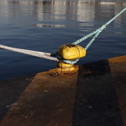 Δεμένοι κάβοι πλοίων στο λιμάνι του Πειραιά