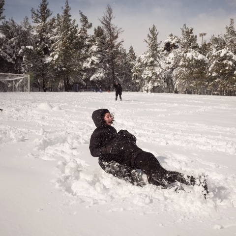 Χιόνια από την κακοκαιρία «Μπάρμπαρα» στην Αττική - Νέοι και παιδιά που διασκεσάζουν