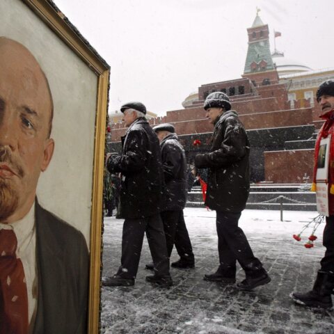 Πολίτες έξω από το Μαυσωλείο του Λένιν στην Κόκκινη Πλατεία