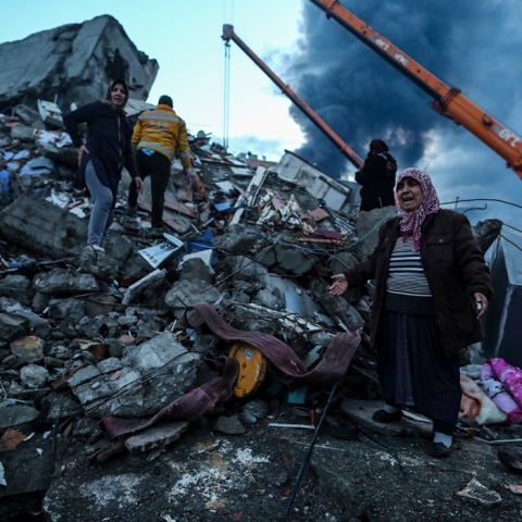 Σεισμός στην Τουρκία - Γυναίκα θρηνεί στα χαλάσματα
