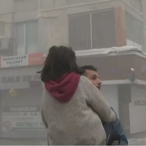 Σεισμός στην Τουρκία: Η αγκαλιά ρεπόρτερ σε κοριτσάκι μετά από ισχυρό μετασεισμό