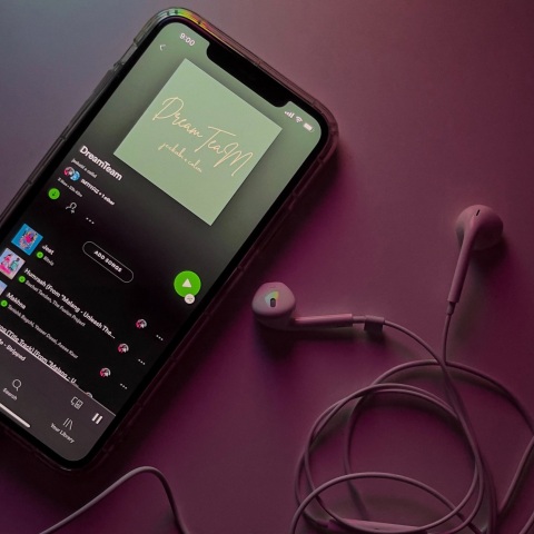 Το Spotify γίνεται η πρώτη μουσική πλατφόρμα streaming που ξεπερνά τα 200 εκατομμύρια συνδρομητές - Η εταιρεία ανακοίνωσε πως απολύει το 6% του προσωπικού της.