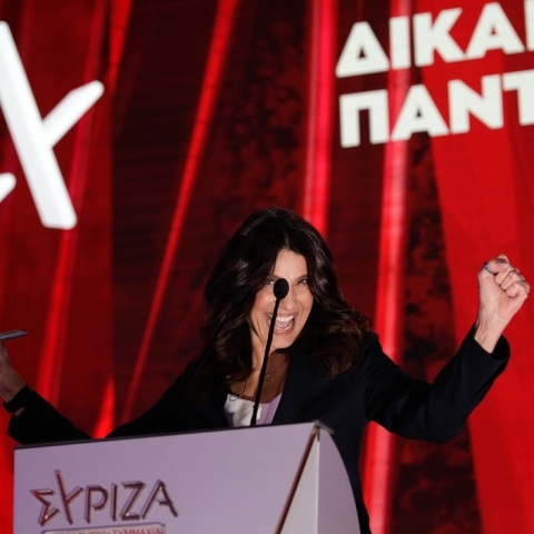 Η Πόπη Τσαπανίδου καλεί τον Αλέξη Τσίπρα στο βήμα: «Πρόεδρε, έλα με φόρα» - Viral το κάλεσμα της εκπροσώπου του ΣΥΡΙΖΑ στον πρόεδρο στην ομιλία στη Θεσσαλονίκη.