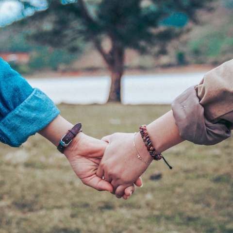 Ζευγάρι κρατιέται από το χέρι