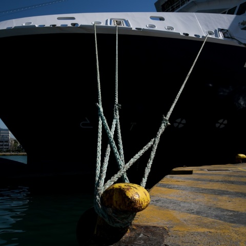 Πλοίο δεμένο σε κάβο στο λιμάνι του Πειραιά