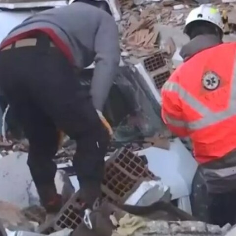 Δυνάμεις της ΕΜΑΚ στην Τουρκία σώζουν πολίτες από τα συντρίμμια