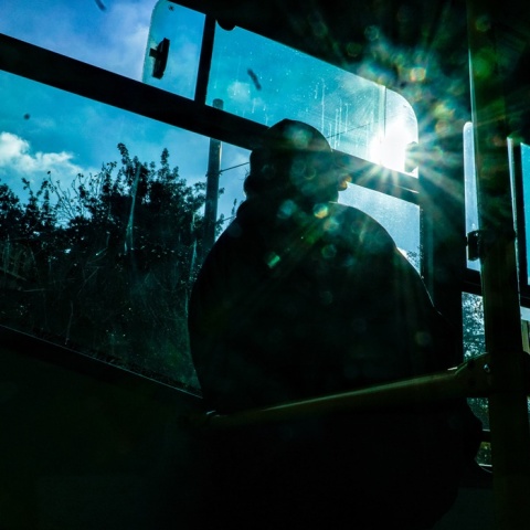 Σκιά επιβάτη μέσα σε λεωφορείο του ΟΑΣΑ