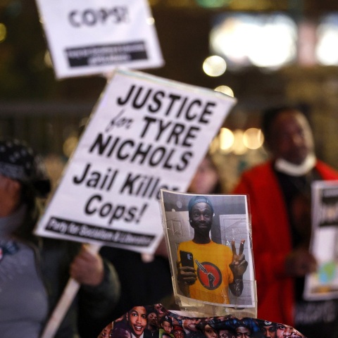 Δολοφονία Τάιρ Νίκολς: Αξιωματικός τράβηξε και μοιράστηκε φωτογραφίες του αιμόφυρτου θύματος - Έστειλε πλάνα σε συναδέλφους σε μια γυναίκα που γνώριζε.