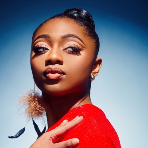 Samara Joy: Η νέα μεγάλη φωνή της jazz που κέρδισε δύο βραβεία Grammy και ξεχώρισε με το ντεμπούτο της άλμπουμ «Linger Awhile».