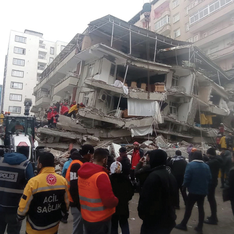 7,7 και 7,8 βαθμών της κλίμακας Ρίχτερ ήταν η ισχύς των σεισμών, οι οποίοι σκόρπισαν τον θάνατο στον νότο της Τουρκίας και στη Βόρεια Συρία. 