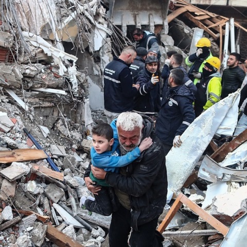 Σεισμός στην Τουρκία: 8χρονος ανασύρθηκε ζωντανός μετά από 52 ώρες