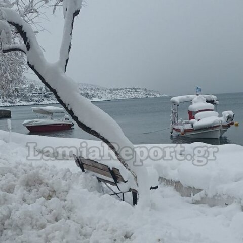Χιόνια πάνω σε βάρκα στη Φθιώτιδα