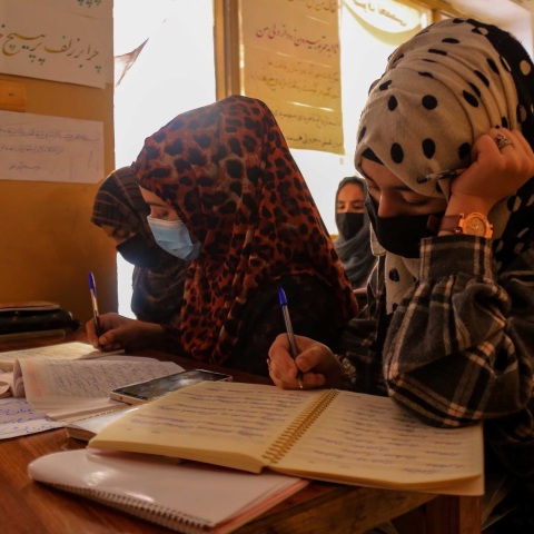 «Καμία διαφυγή» για τα νέα κορίτσια από το Αφγανιστάν - παντρεύονται πρόωρα για να γλιτώσουν τη φτώχεια αφότου αναγκάστηκαν να εγκαταλείψουν την εκπαίδευση. 