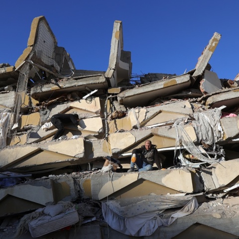 Άνθρωποι πάνω στα ερείπια μετά τον σεισμό στην Τουρκία