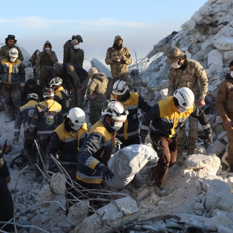 Σεισμός στην Τουρκία - Διασώστες πάνω από τα συντρίμμια