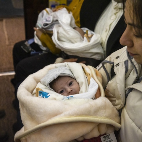 Μωρά απομακρύνονται από τις πληγείσες περιοχές της Τουρκίας με το προεδρικό αεροσκάφος