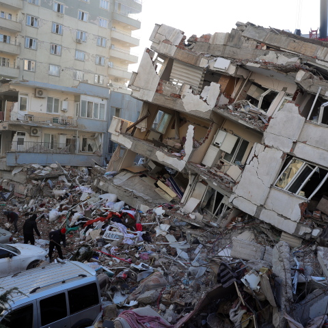 Ερείπια πολυκατοικίας και διασώστες στην Τουρκία