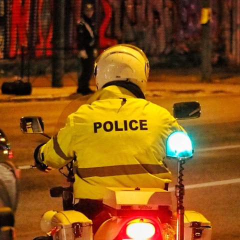 Αστυνομικός με μηχανή σε βραδινή περιπολία