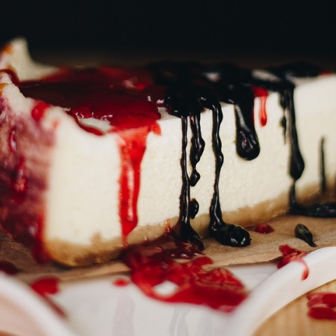 Νέα Υόρκη: Γυναίκα κρίθηκε ένοχη για απόπειρα δολοφονίας 35χρονης με τσιζκέικ ποτισμένο με ισχυρό ηρεμιστικό, ώστε να κλέψει το διαβατήριό της.