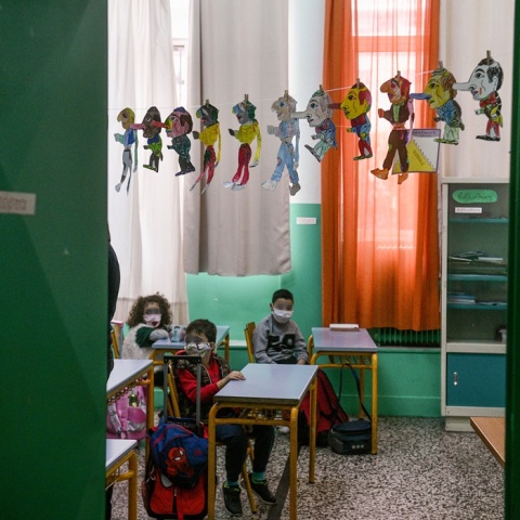 Μαθητές Δημοτικού Σχολείου φορώντας τις μάσκες τους μέσα στην αίθουσα