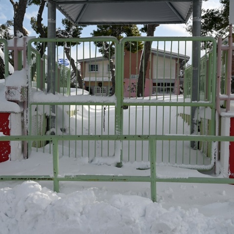 Χιόνια στην είσοδο και το προαύλειο σχολείου στον Διόνυσο