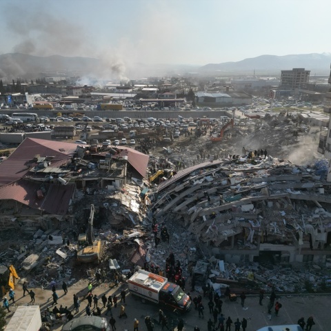 Συντρίμμια πολυκατοικιών από ψηλά - Εικόνα που αποδίδει το μέγεθος της καταστροφής