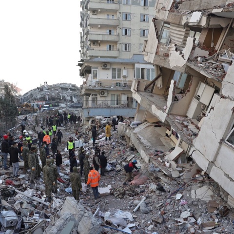 Διασώστες ερευνούν στα συντρίμμια πολυκατοικίας στην Τουρκία