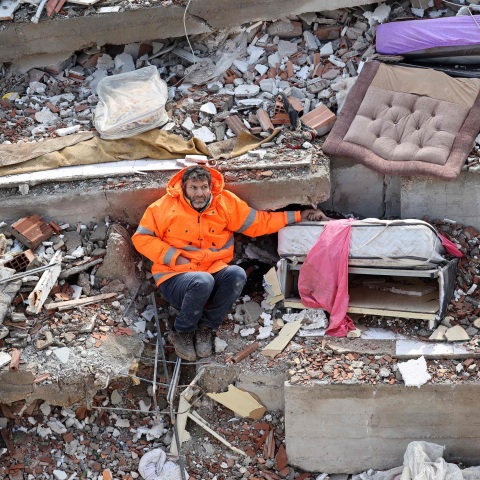 Σεισμός Τουρκία: «Η κόρη μου, Ερμάκ. Τράβα φωτογραφίες» - Η ιστορία πίσω από το συγκλονιστικό στιγμιότυπο του πατέρα που κρατούσε το χέρι του νεκρού παιδιού του