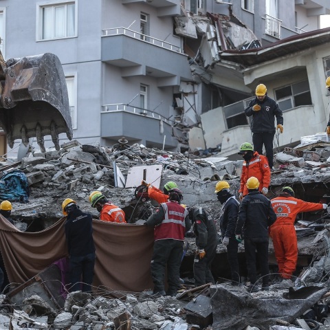 Ο σεισμός στην Τουρκία και το ενδεχόμενο για ένα καινούργιο ξεκίνημα στις ελληνοτουρκικές σχέσεις. 