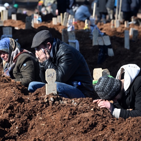 Σεισμός Τουρκία - Συρία: Οι νεκροί θάβονται σε ομαδικούς τάφους ενώ σβήνουν οι ελπίδες για την ανεύρεση επιζώντων - Μαρτυρίες από τις πληγείσες περιοχές.