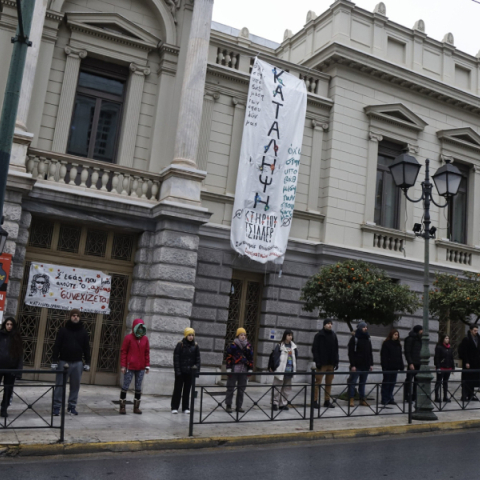 Ανθρώπινη αλυσίδα περιμετρικά του κτηρίου Τσίλερ όπου στεγάζεται το Εθνικό Θέατρο, απο καλλιτέχνες που πραγματοποιούν κατάληψη