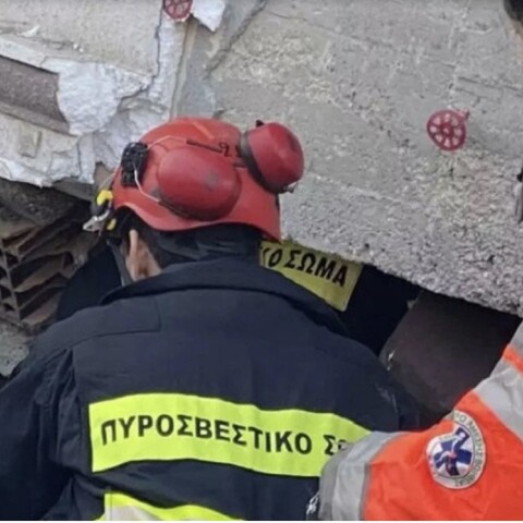 Στελέχη της ΕΜΑΚ στα ερείπια κτιρίων στην Τουρκία μετά τον σεισμό