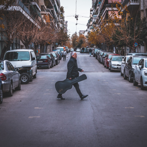 Ο τραγουδοποιός Γιώργος Δημητριάδης απαντά σε 33 ερωτήσεις για την Αθήνα - Το νέο του άλμπουμ «Οδός Ριανκούρ» και το καινούργιο τραγούδι «Μία Ανάσα»