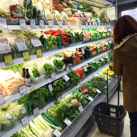 Γυναίκα ψωνίζει φρούτα και λαχανικά σε σούπερ μάρκετ