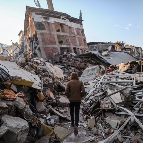 Πολίτης περπατά ανάμεσα στα χαλάσματα μετά τον σεισμό στην Τουρκία