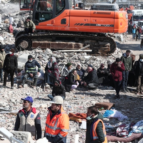 Πολίτες παρακολουθούν με αγωνία και θλίψη επιχείρηση διάσωσης σε επαρχία στην Τουρκία