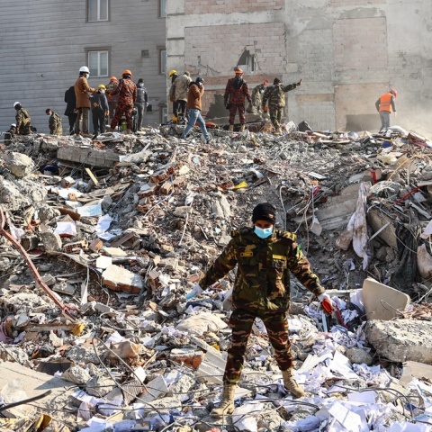 Σεισμός στην Τουρκία: Διασώστες και πολίτες πάνω από τα συντρίμμια