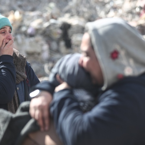 Σεισμός στην Τουρκία: Πολίτες θρηνούν πάνω από τα συντρίμμια