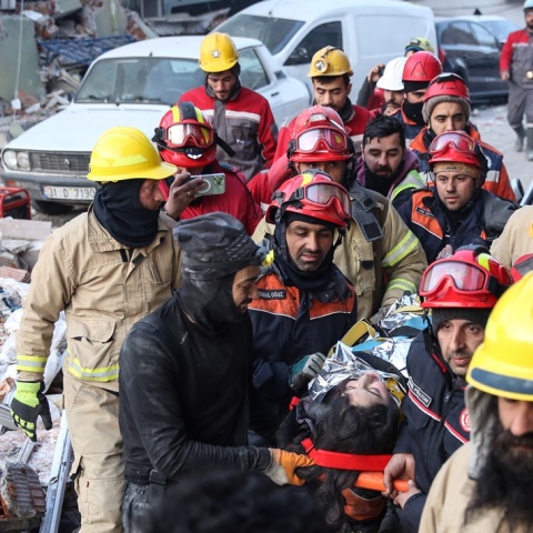 Σεισμός Τουρκία: Διάσωση νεαρής γυναίκας έξι ημέρες μετά τα φονικά Ρίχτερ - Διασώστες μεταφέρουν γυναίκα με φορείο