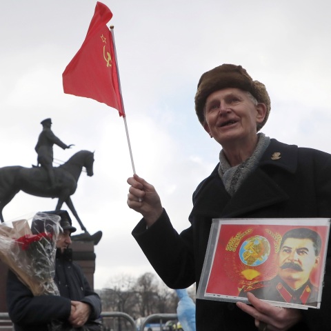 Ο Μάνος Βουλαρίνος σχολιάζει τη συζήτηση για τη «σταλινική» αριστερά και την παρουσίασή της ως εξαίρεση από την κομμουνιστική αριστερά.