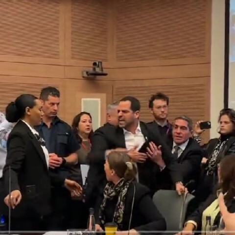 Στιγμιότυπο από την ένταση στη Βουλή του Ισραήλ
