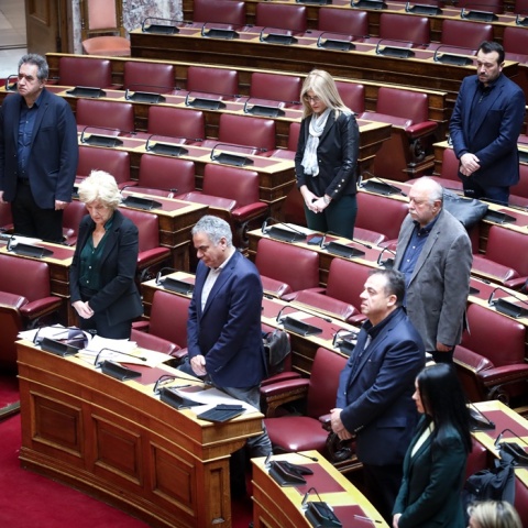 Όρθιοι βουλευτές στα έδρανα για την τήρηση ενός λεπτού σιγής για τον θάνατο του Νεκτάριου Σαντορινιού